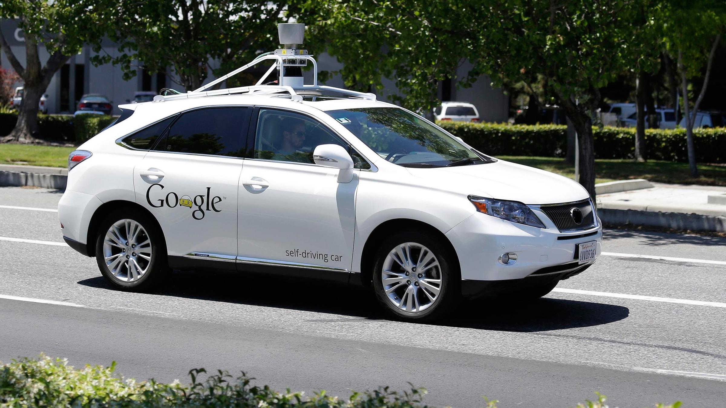 Archiv: Selbstfahrendes Auto von Google auf Testfahrt, aufgenommen am 13.05.2014 in Mountain View (USA)