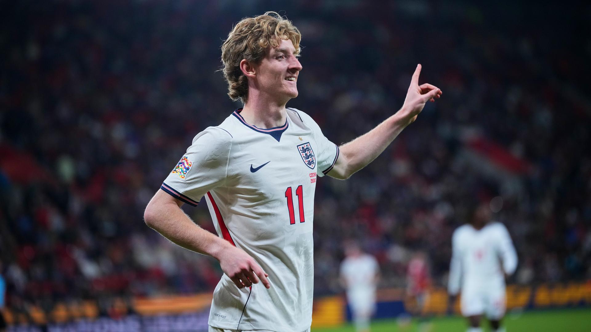 Englands Anthony Gordon jubelt nach dem Führungstreffer gegen Tschechien.