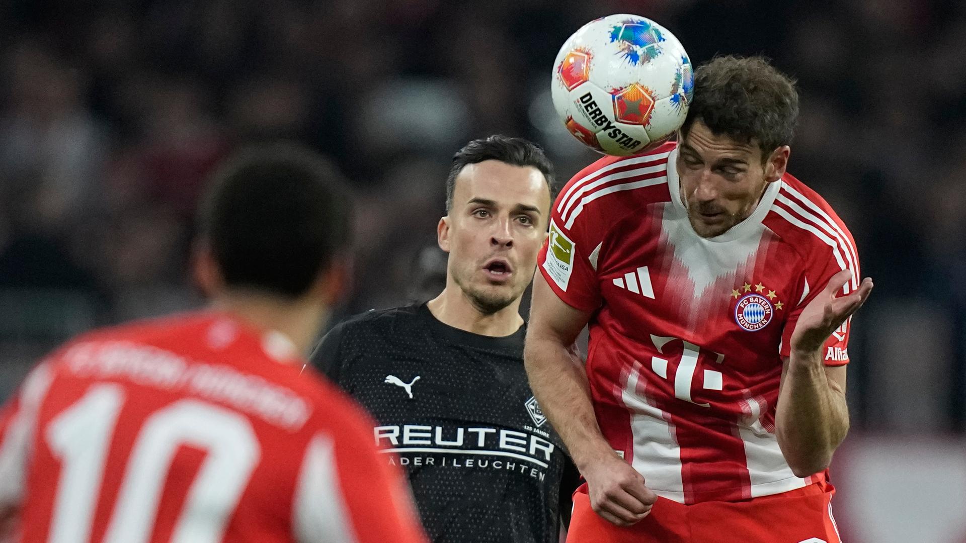 Bayerns Mittelfeldspieler Leon Goretzka spielt den Ball bei der Bundesligapartie gegen die Borussia aus Mönchengladbach per Kopf