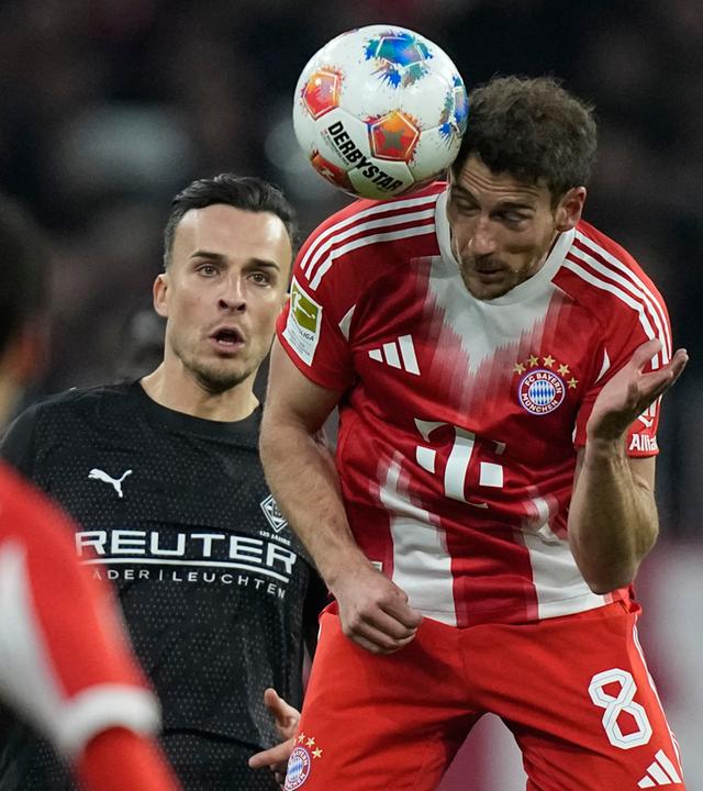 Bayerns Mittelfeldspieler Leon Goretzka spielt den Ball bei der Bundesligapartie gegen die Borussia aus Mönchengladbach per Kopf