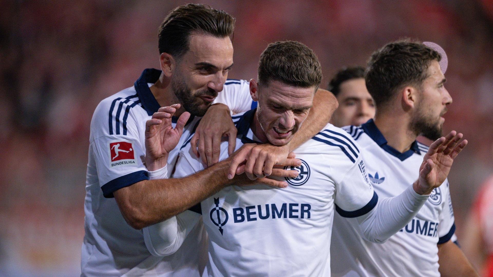 Schalkes Abwehrspieler Robin Gosens jubelt zusammen mit seinen Teamkameraden nach seinem Treffer zum 1:0 in der Bundesligapartie gegen den 1. FC Union Berlin