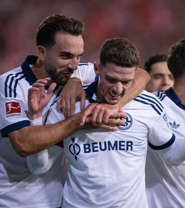 Schalkes Abwehrspieler Robin Gosens jubelt zusammen mit seinen Teamkameraden nach seinem Treffer zum 1:0 in der Bundesligapartie gegen den 1. FC Union Berlin