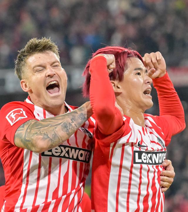 Der Freiburger Stürmer Keisuke Goto jubelt mit seinem Teamkollegen Lukas Kübler vor der Fankurver nach seinem Treffer zum 2:1 gegen den FC Schalke 04