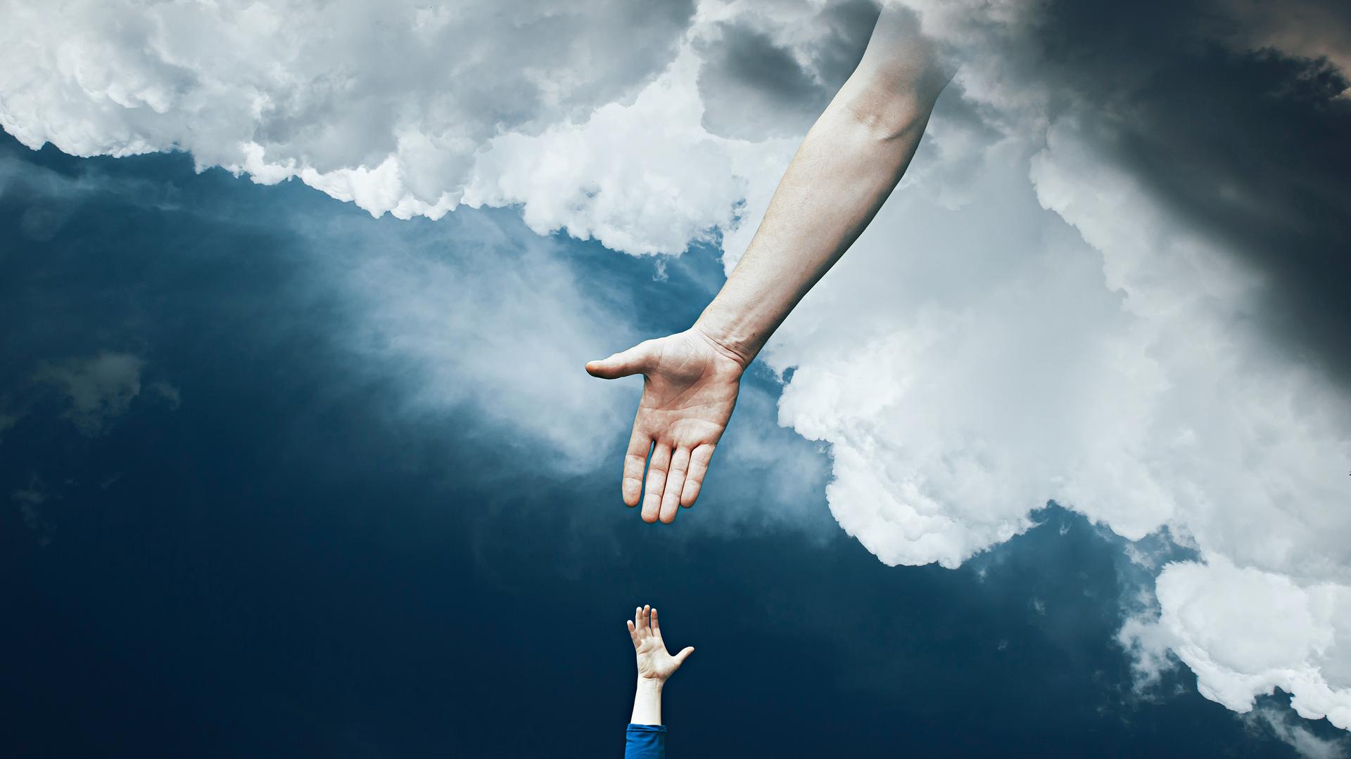 Aus Wolken reicht ein großer Arm einem nach oben ausgestreckten Arm die Hand