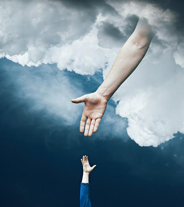 Aus Wolken reicht ein großer Arm einem nach oben ausgestreckten Arm die Hand