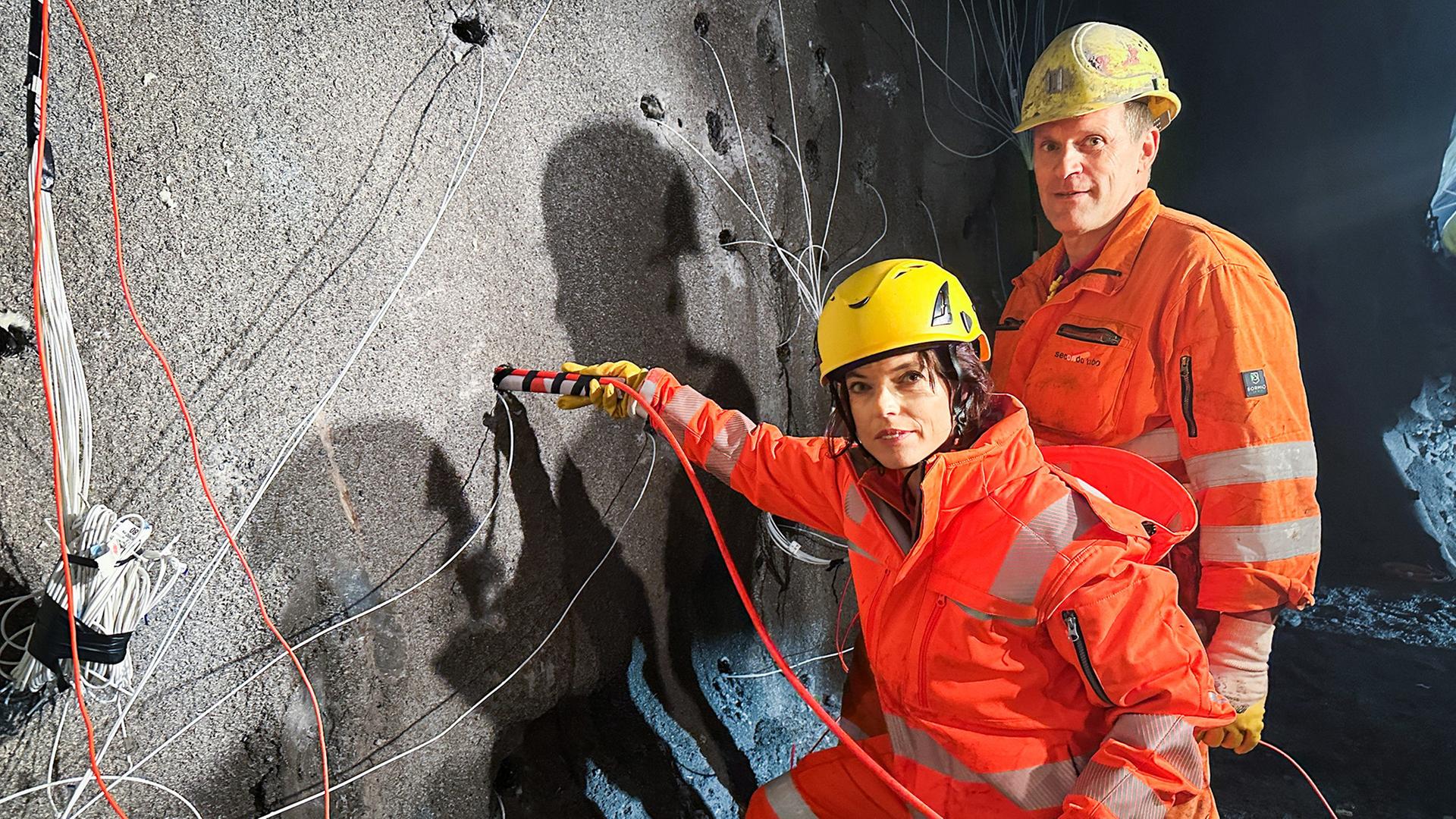 Mona Vetsch bereitet mit Mineur Franz Gössnitzer eine Sprengung im Gotthardtunnel vor.