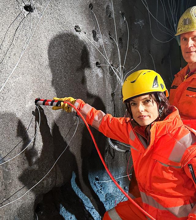 Mona Vetsch bereitet mit Mineur Franz Gössnitzer eine Sprengung im Gotthardtunnel vor.