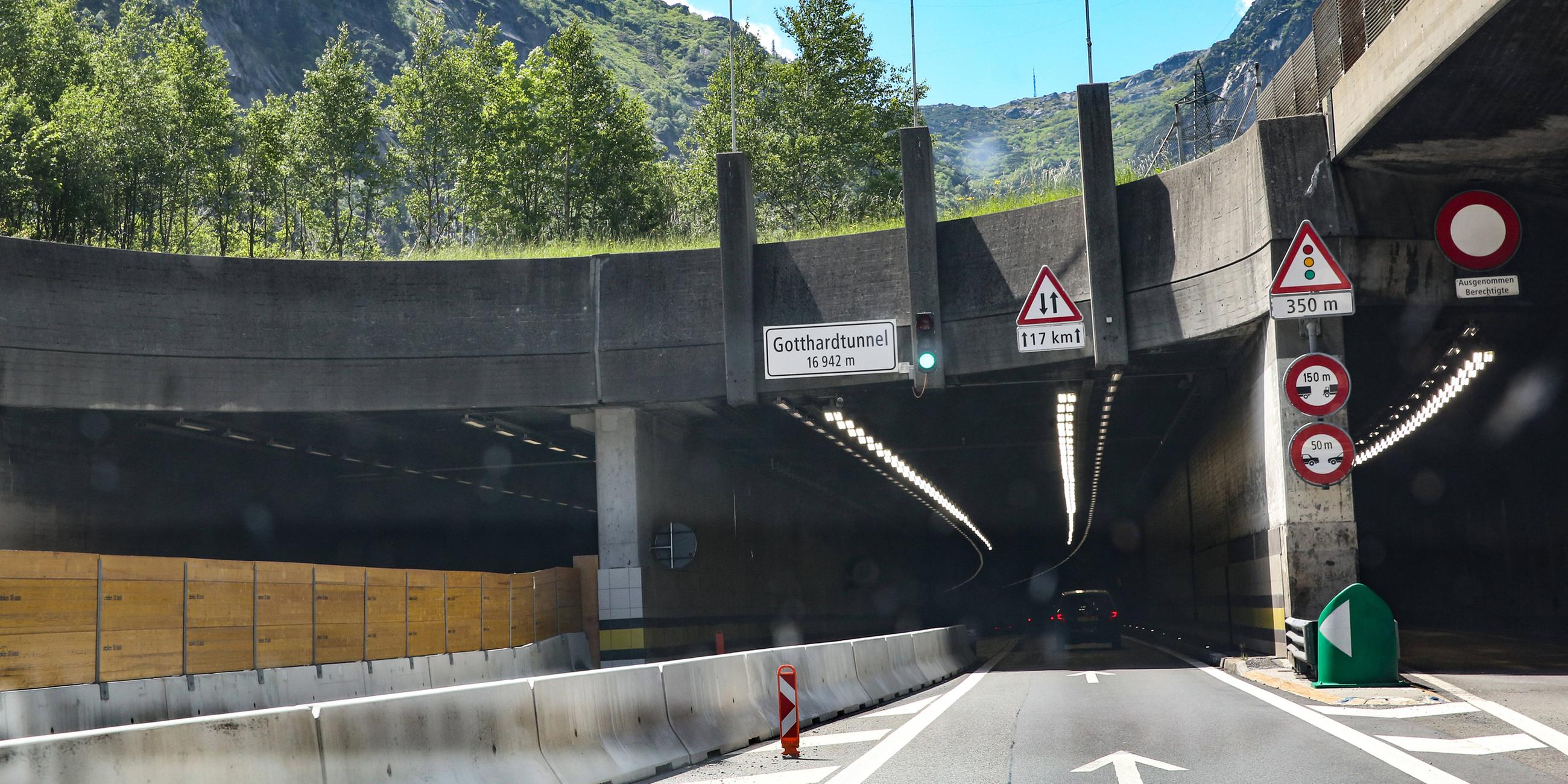 Einfahrt zum Gotthard-Tunnel Richtung Italien auf der A2