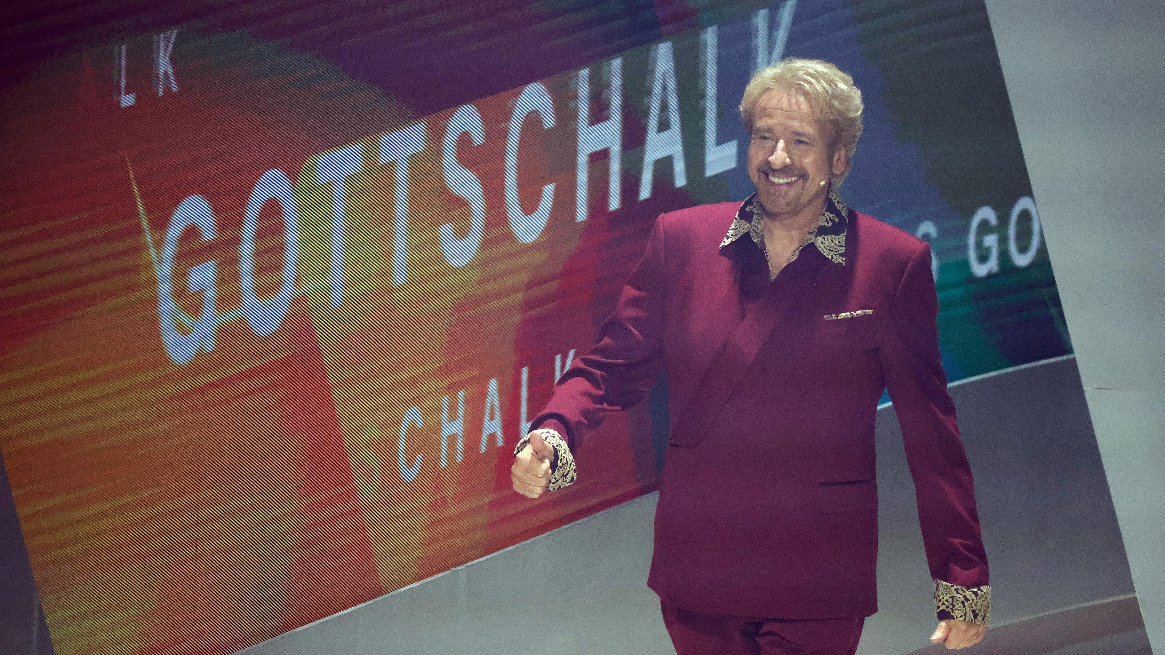 Moderator Thomas Gottschalk kommt zu Beginn der ZDF-Show "Wetten, dass..?" auf die Bühne.