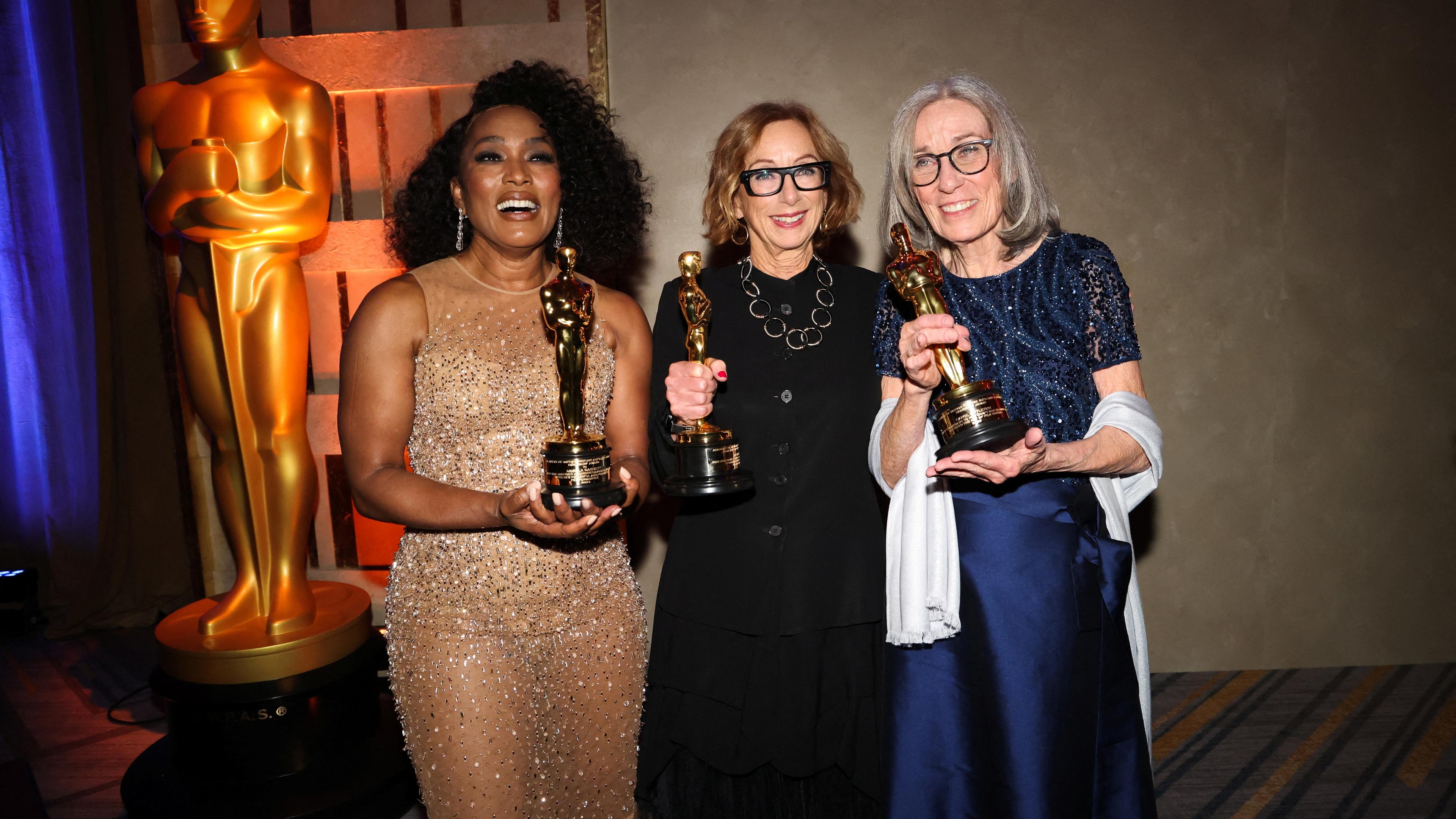 Angela Bassett, Carol Littleton und Michelle Satter zeigen ihre Ehrenoscars