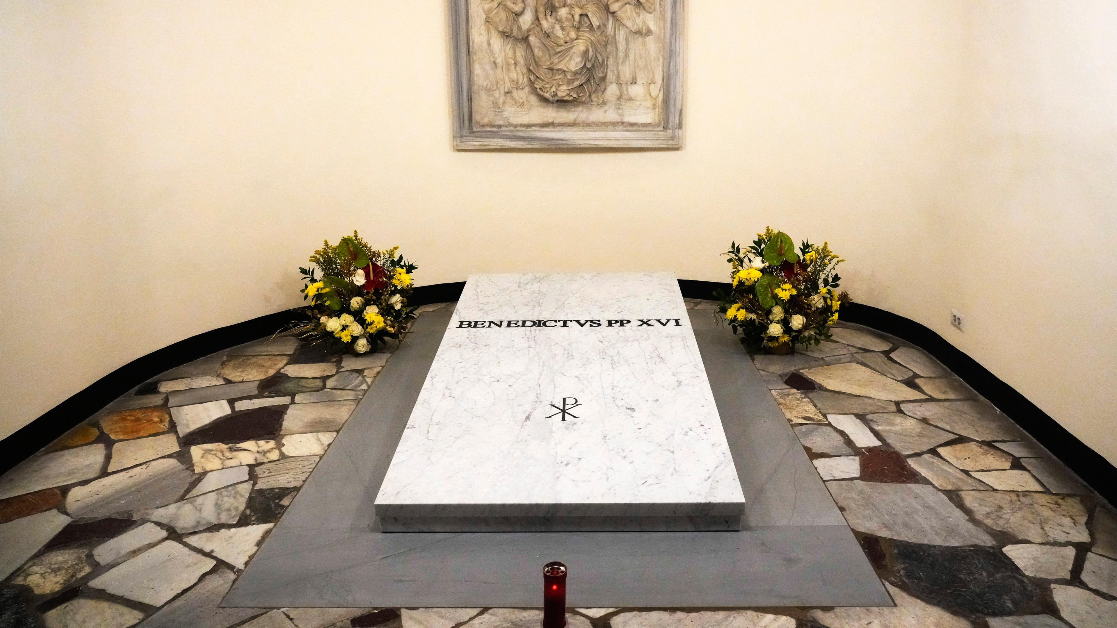 Grab des verstorbenen emeritierten Papstes Benedikt XVI. in den Grotten des Petersdoms