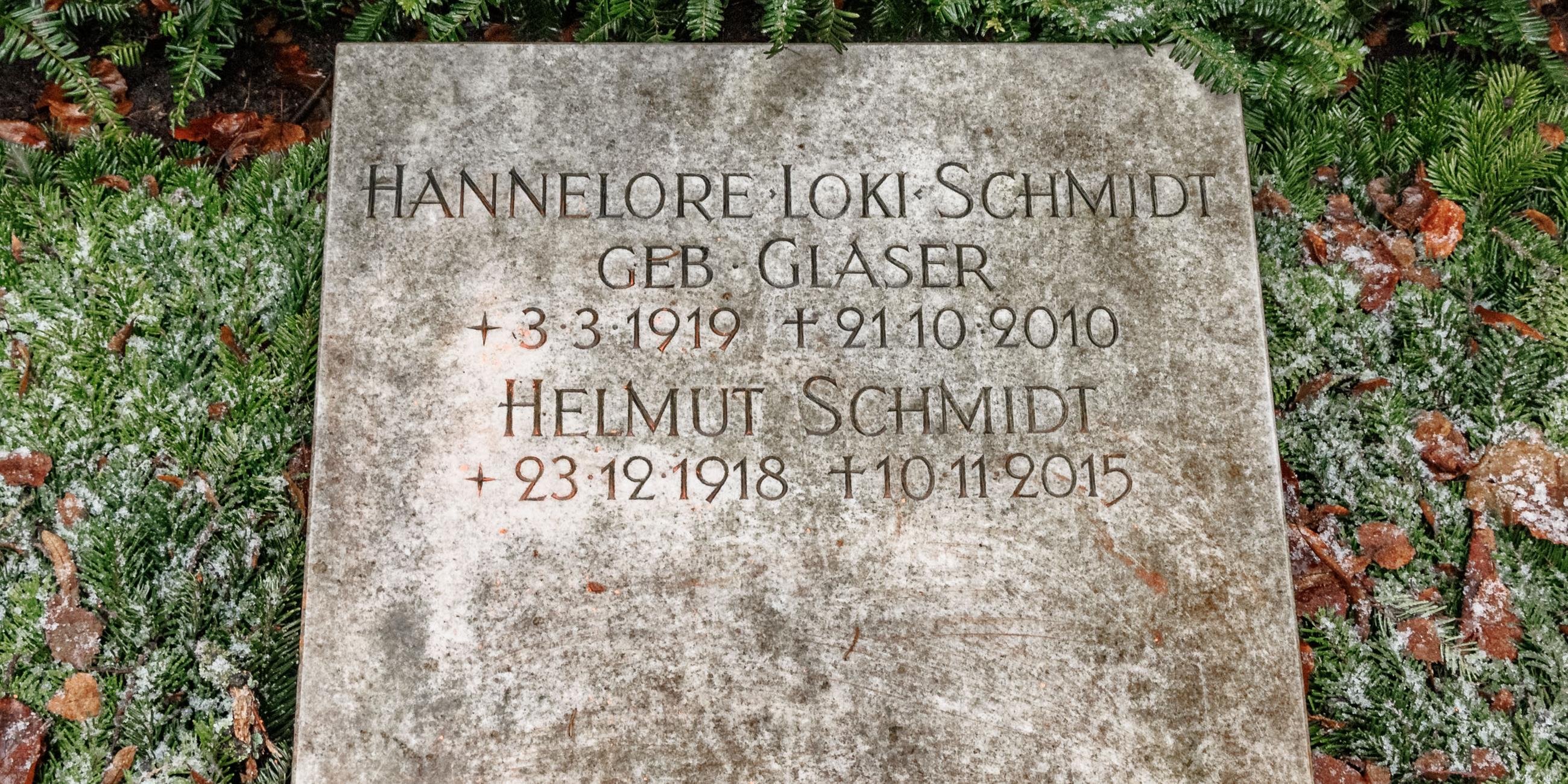 Hamburg: Blick auf das Grab von Helmut und Hannelore Schmidt, auf dem Friedhof in Hamburg-Ohlsdorf.
