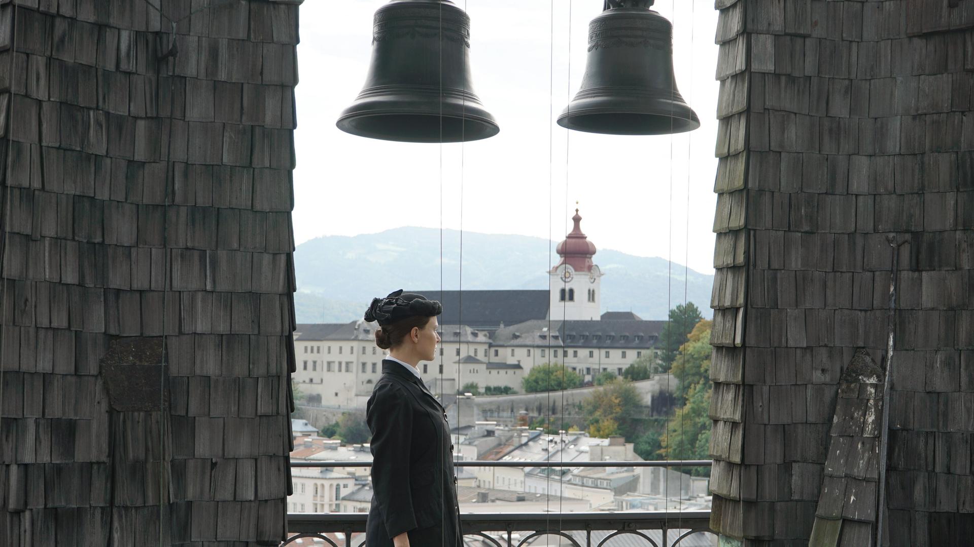Eva Sekira verkörpert Maria Theresia Ledóchowska in einer historischen Filmszene.  