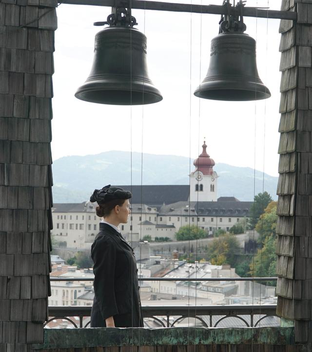 Eva Sekira verkörpert Maria Theresia Ledóchowska in einer historischen Filmszene.  