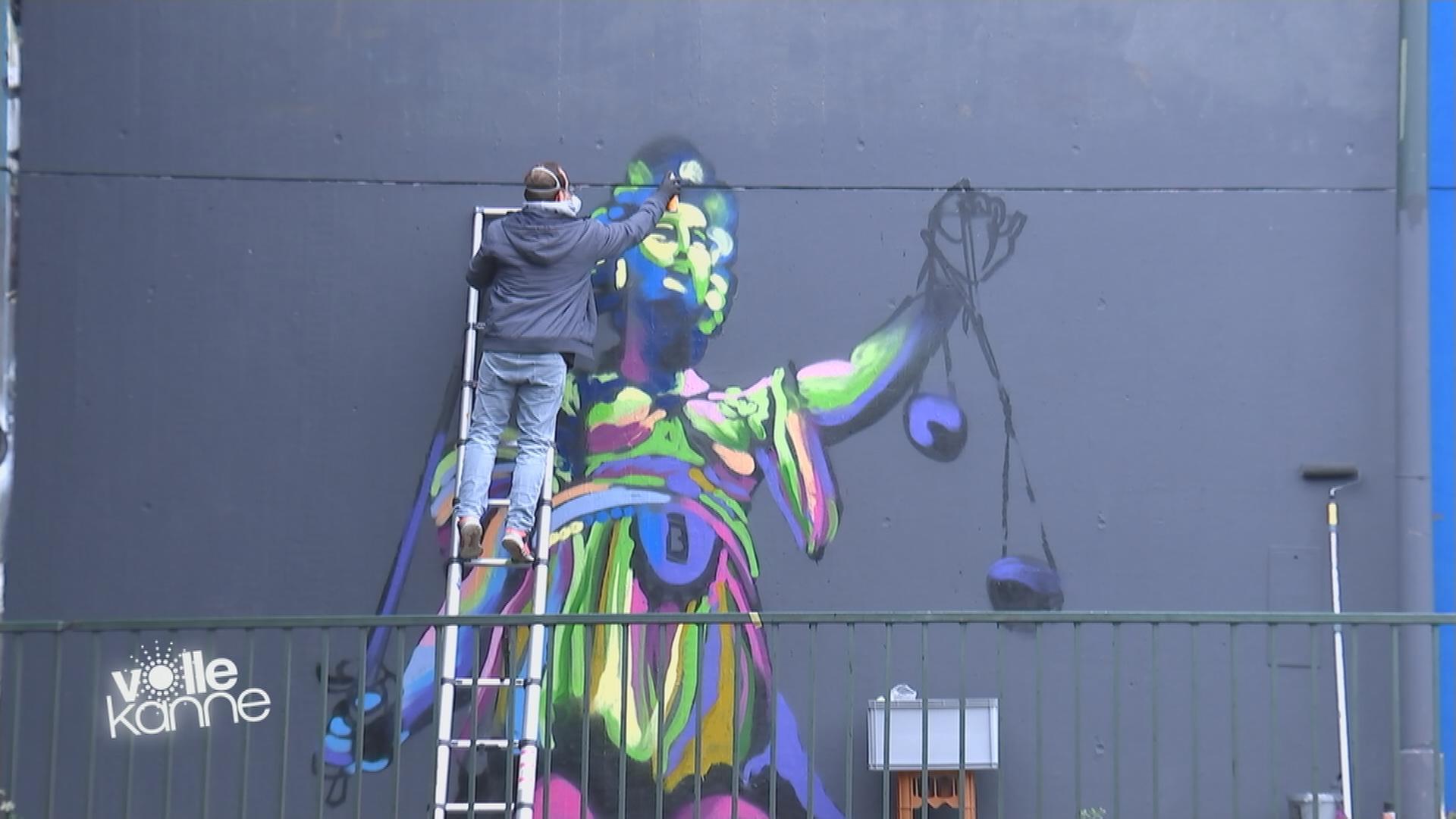 Graffiti-Künstler Beni Veltum besprüht Fassade.