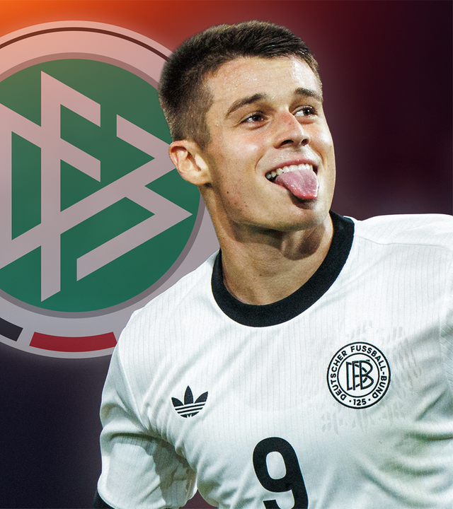 Ein junger Fußballer streckt die Zunge heraus