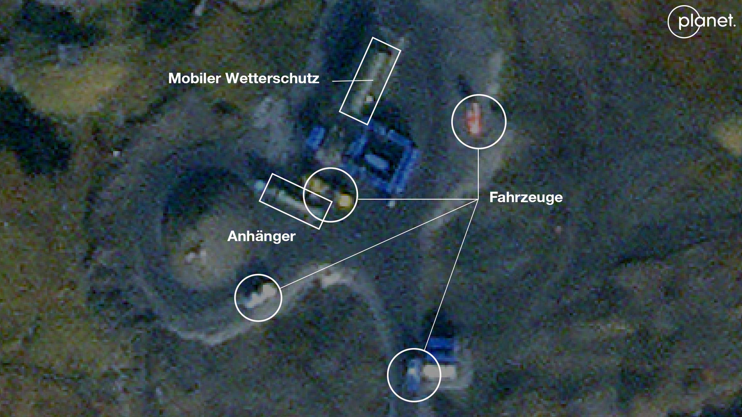 Auf einem Satellitenbild vom 20. September 2023 sind mehrere Fahrzeuge an der Abschussrampe zu sehen, auch ein Anhänger in einer ähnlichen Größe wie die Rakete.