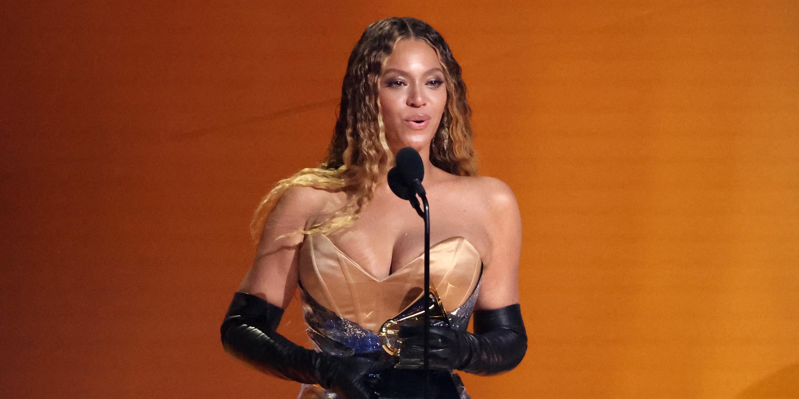 Beyoncé nimmt einen Grammy entgegen.