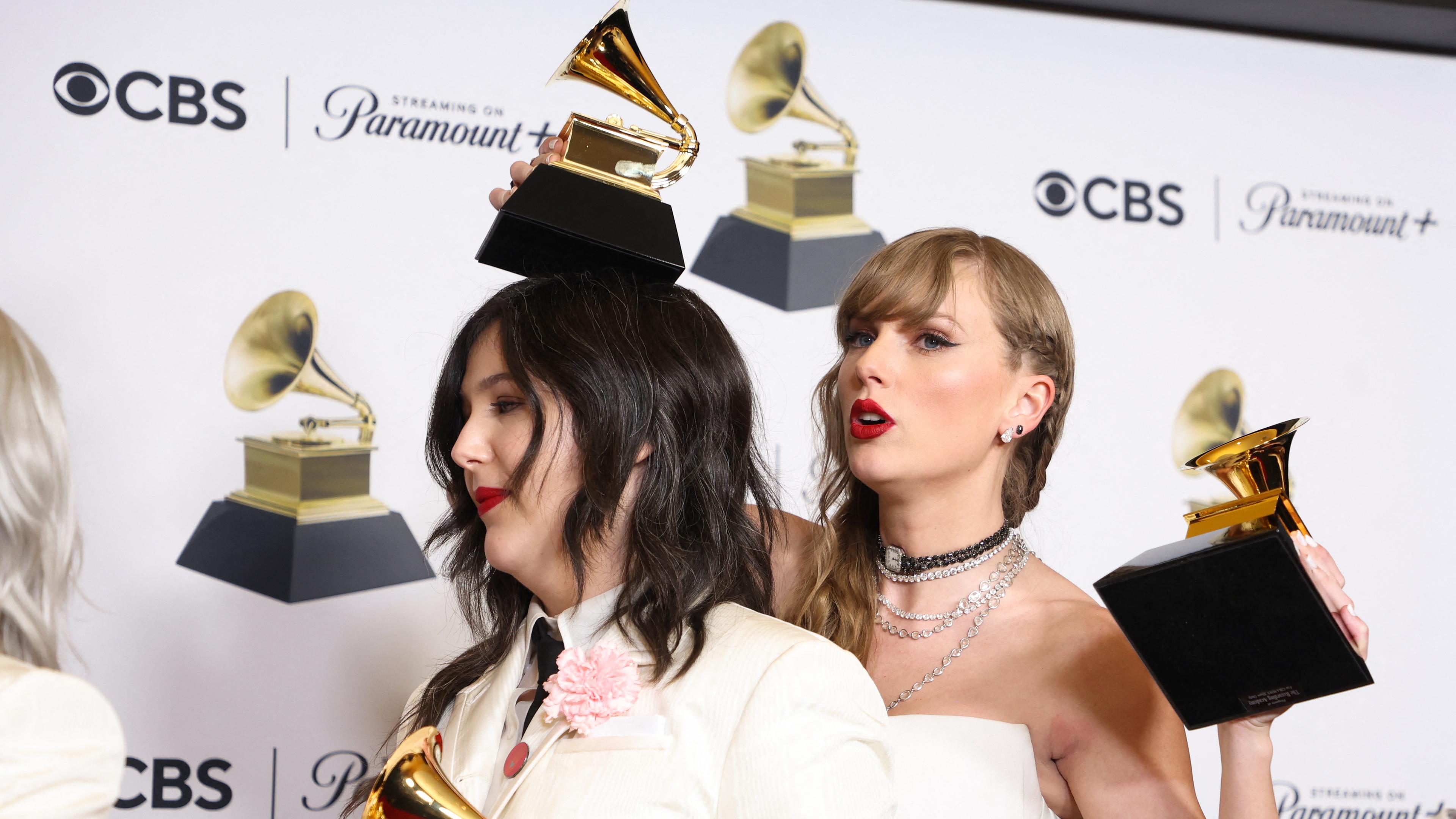 Taylor Swift feiert mit Lucy Dacus auf dem Roten Teppich der Grammy-Verleihung.