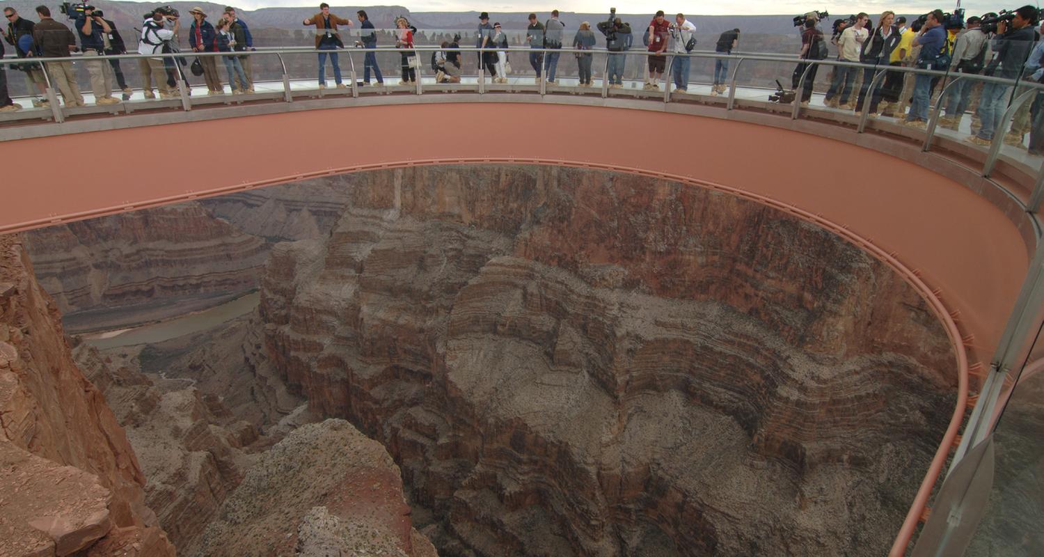 Besucher auf der Aussichtsplattform am Grand Canyon