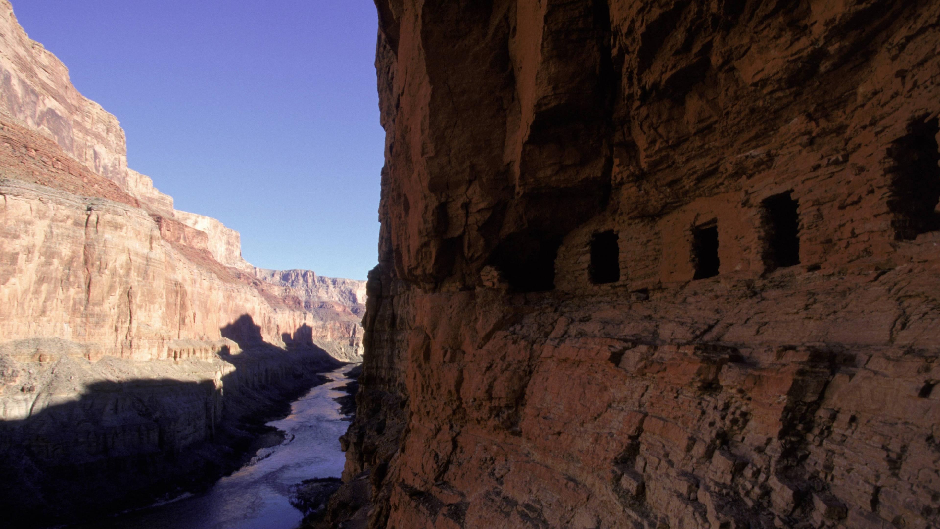 In den Fels geschlagene Wohnungen von Ureinwohnern im Grand Canyon 