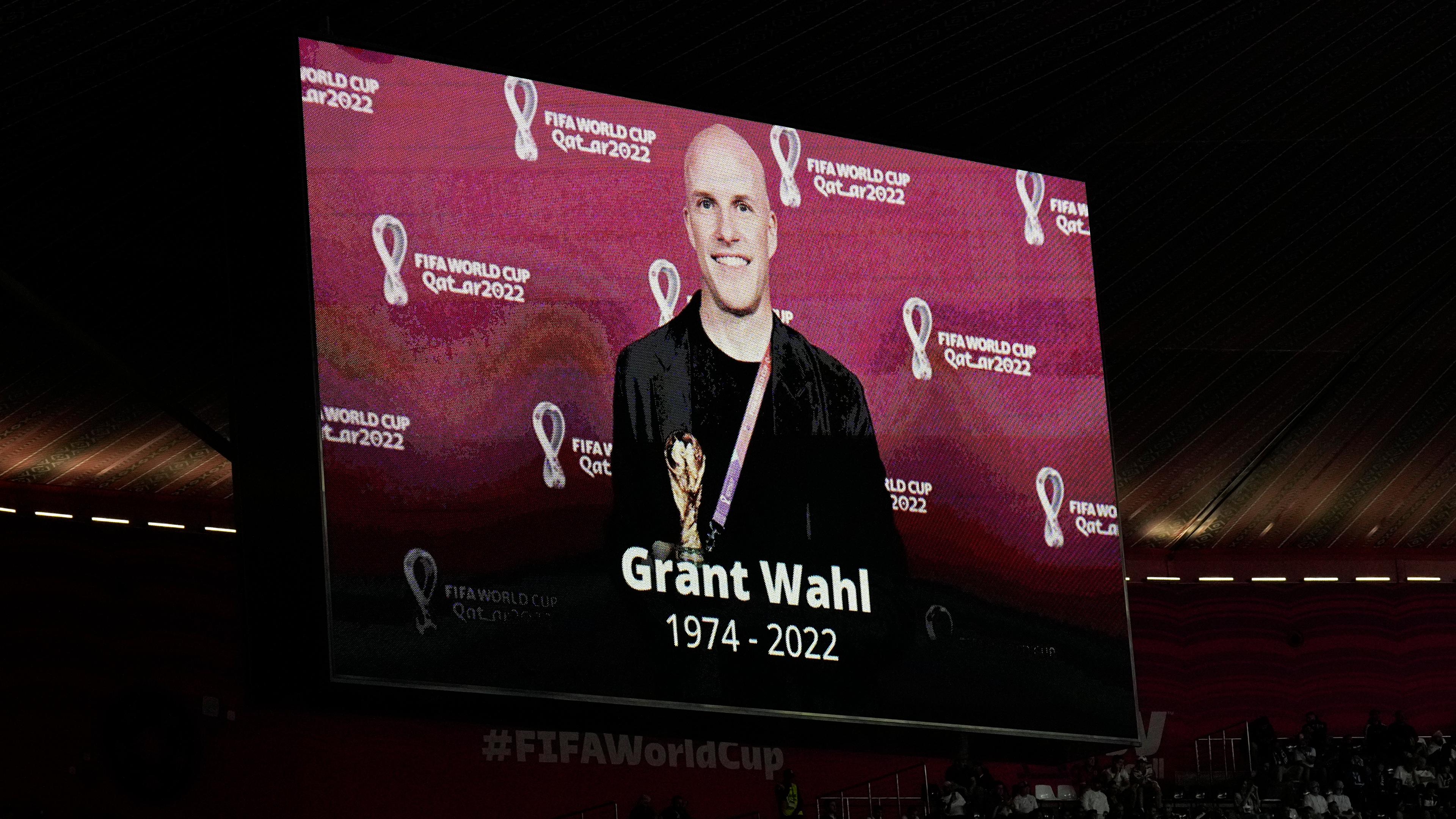 Bild des verstorbenen Journalisten Grant Wahl auf der Anzeigetafel im Al-Bayt-Stadion 
