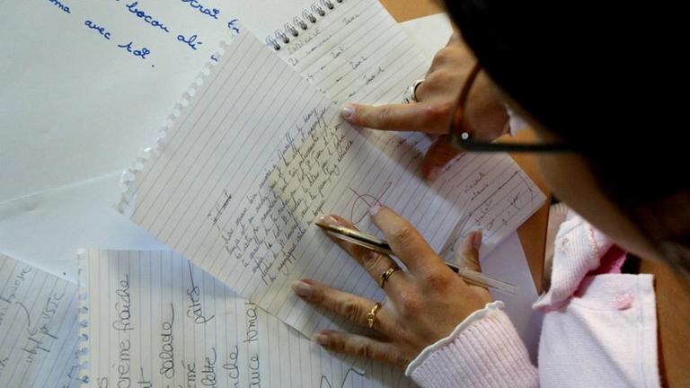 Graphologin mit Schriftproben