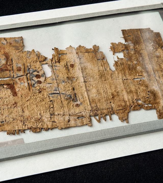 Das älteste handgeschriebene Dokument in Buchform, das einst Teil der dekorativen Umhüllung einer Mumie war, deshalb bekam es den Namen „Mumienbuch“. 