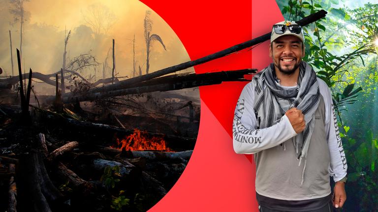 Der Protagonist im Vordergrund, im Hintergrund links das Foto von verkohlten Baumstümpfen und ein noch flackerndes Feuer, rechts ein Ausschnitt eines noch intakten Regenwaldes