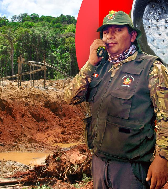 Ein telefonierender Ranger, Im Hintergrund eine durch eine Goldmine gezeichnete Landschaft und rechts oben ein Goldwaschsieb