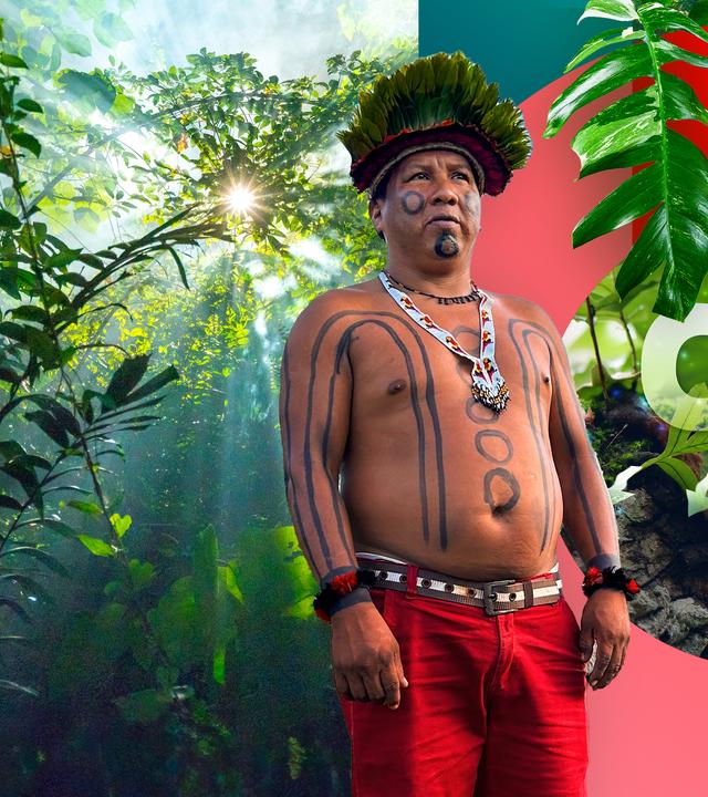 Ein Indigener Protagonist vor Regenwald und einem der Schrift CO2
