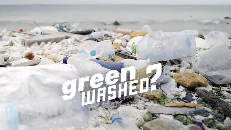 Müll vor dem Schirftzug "Greenwashed?"