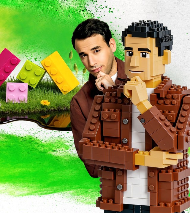 Der Moderator Sherif Rizkallah als Foto und als Lego-Figur neben bunten Legosteinen vor grünem Hintergrund.
