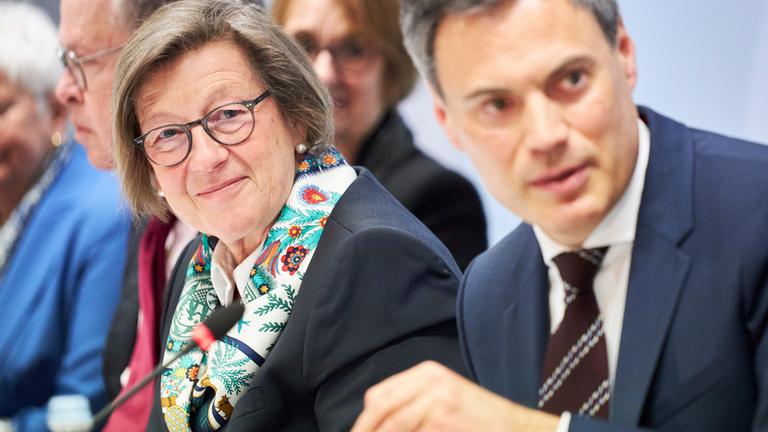 ZDF-Fernsehratsvorsitzende Marlehn Thieme leitet die Plenarsitzung des ZDF-Fernsehrates, neben ihr Intendant Dr. Norbert Himmler