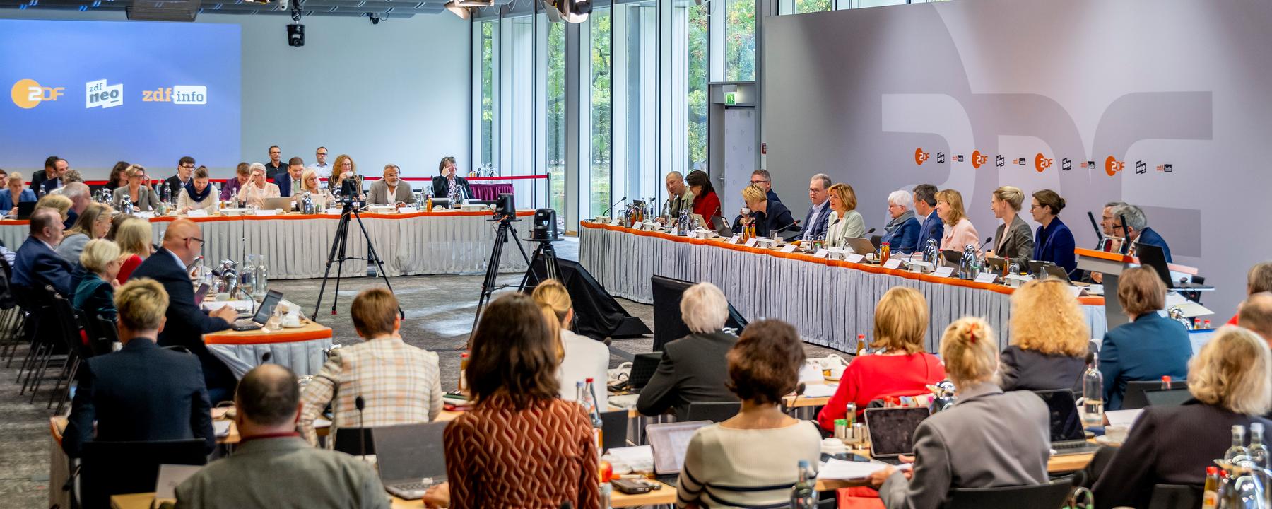 Saalblick zur Fernsehratssitzung am 27.09.2024 mit Malu Dreyer, Verwaltungsratsvorsitzende des ZDF, als Gast