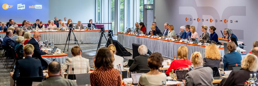 Saalblick zur Fernsehratssitzung am 27.09.2024 mit Malu Dreyer, Verwaltungsratsvorsitzende des ZDF, als Gast