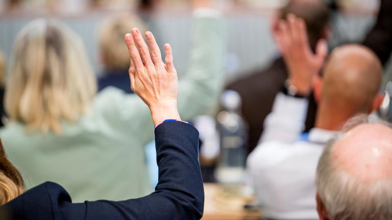 Typical für Ausschussitzung der ZDF-Fernsehratsausschüsse: Hände werden zur Abstimmung gehoben