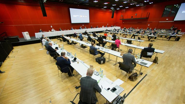 Vogelperspektive der ZDF-Fernsehratssitzung unter Corona-Bedingungen in der Mainzer Rheingoldhalle