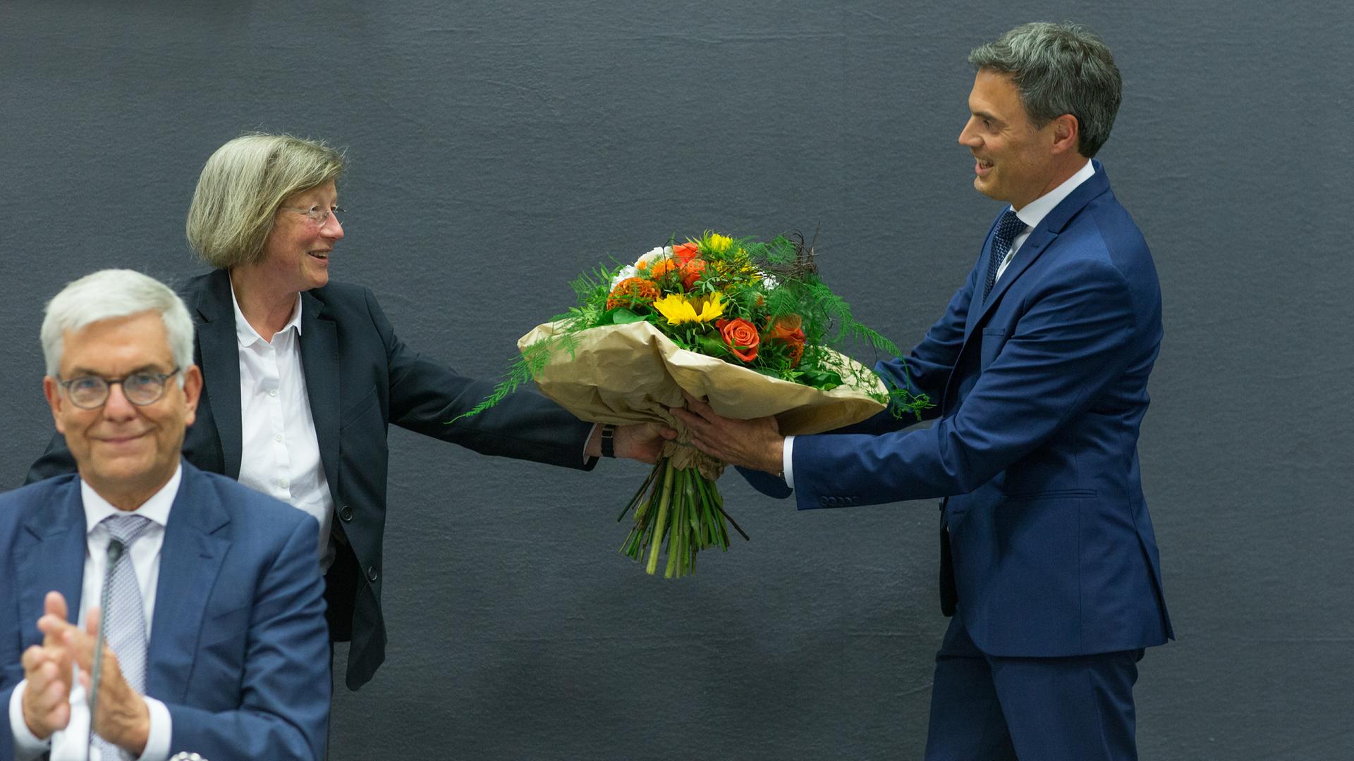 Die Fernsehratsvorseitzende Marlehn Thieme überreicht dem neu zum Intendanten gewählten Norbert Himmler unter dem Applaus des amtierenden Intendanten Thomas Bellut einen Blumenstrauß.