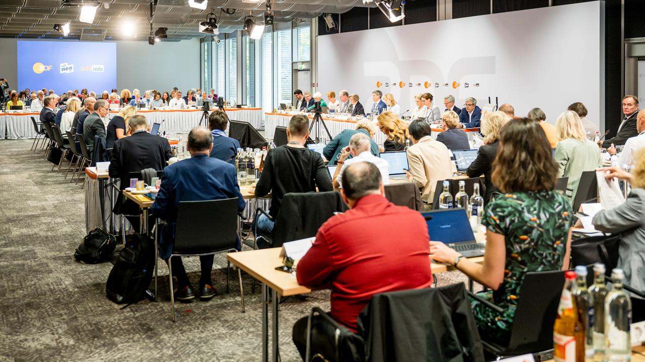 Typical Plenarsitzung ZDF-Fernsehrat: Fernsehratsmitglieder während einer Sitzung im Saal des ZDF-Konferenzzentrums