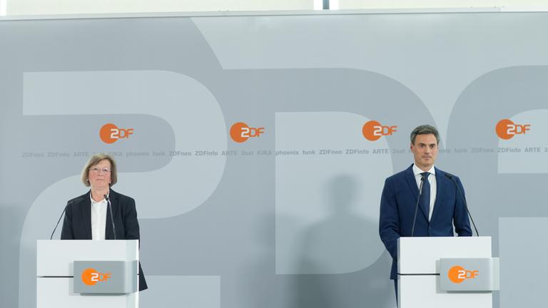 Die ZDF-Fernsehratsvorsitzende Marlehn Thieme und Programmdirektor Dr. Norbert Himmler auf der Pressekonferenz nach seiner Wahl zum neuen ZDF-Intendanten