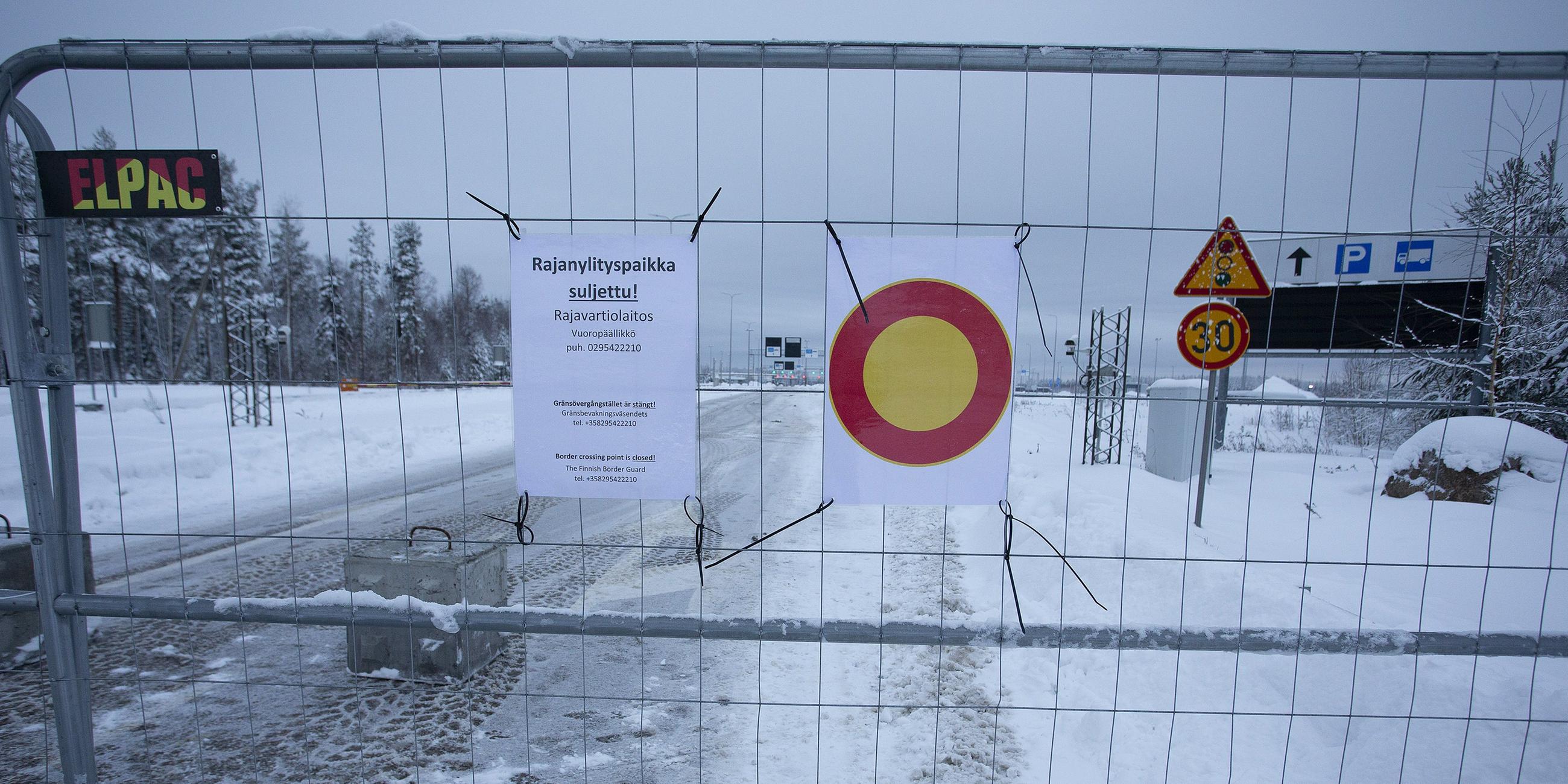 Die Straße zum geschlossenen Grenzübergang Vaalimaa zwischen Finnland und Russland in Virolahti, Finnland, am 16. 12. 2023. 