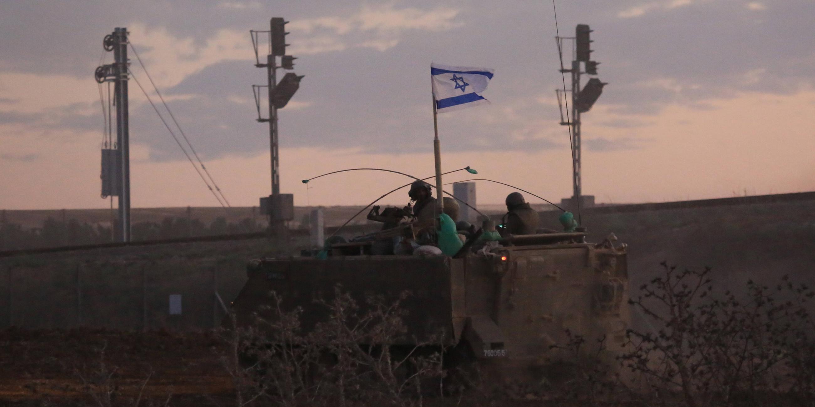 Israel setzt am 17.10.2023 den Einsatz von Soldaten, Panzern und gepanzerten Fahrzeugen in der Nähe der Grenze zum Gazastreifen in Sderot fort.