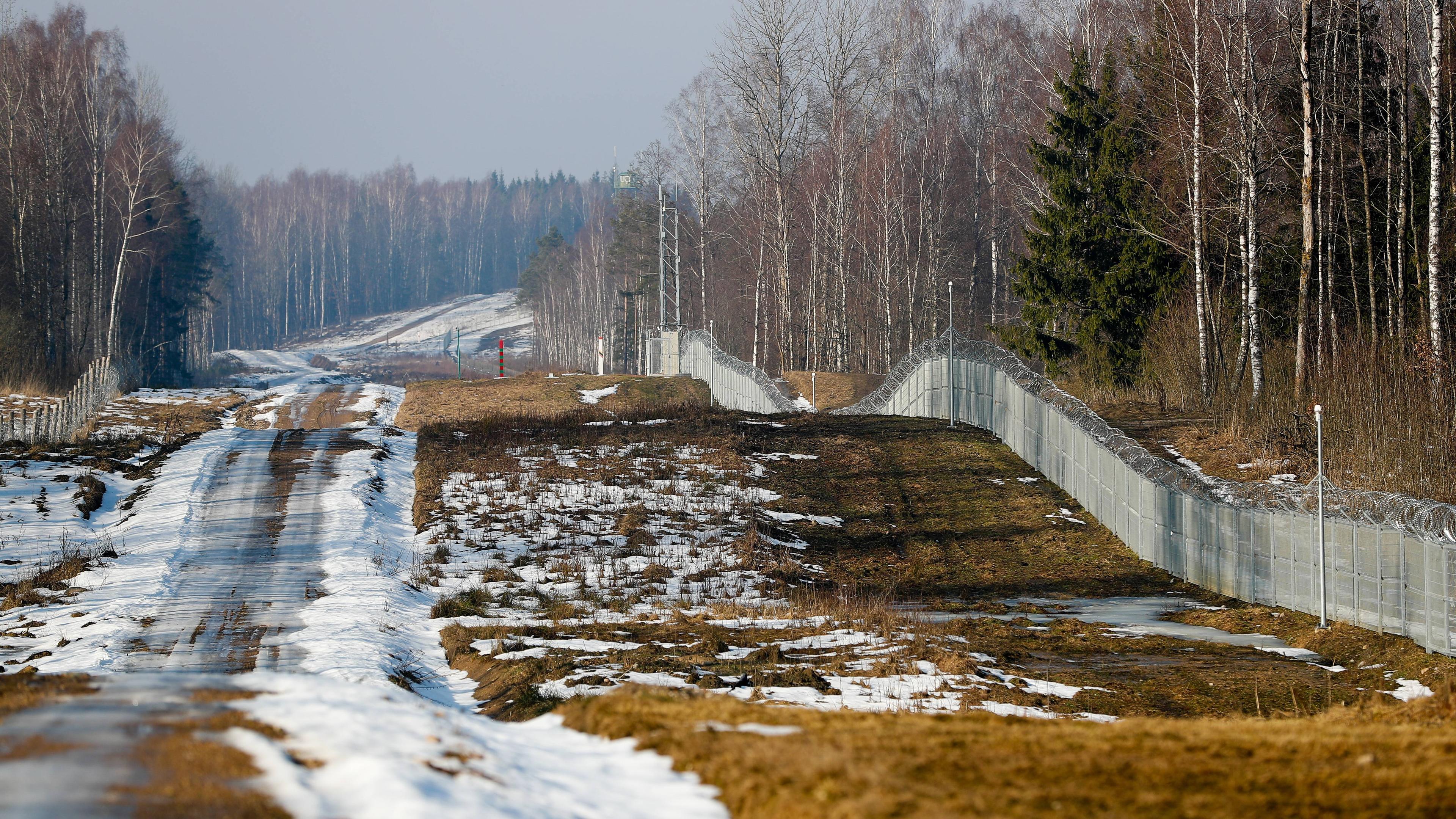 Grenzzaun in der Region Yakovlevka an der litauisch-polnisch-russischer Grenze