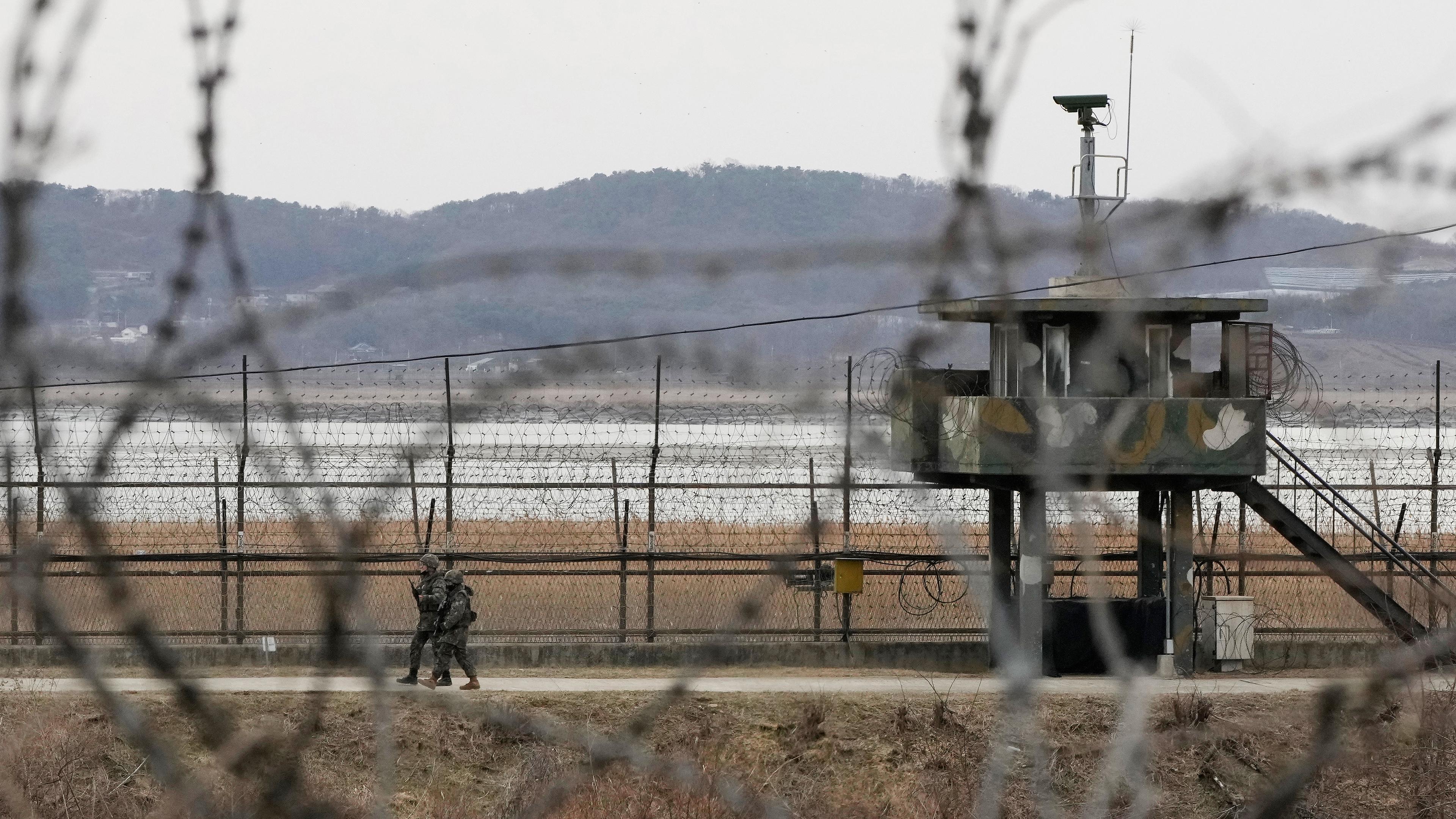 Soldaten der südkoreanischen Armee patrouillieren entlang des Stacheldrahtzauns in Paju, Südkorea, aufgenommen am 13.03.2023