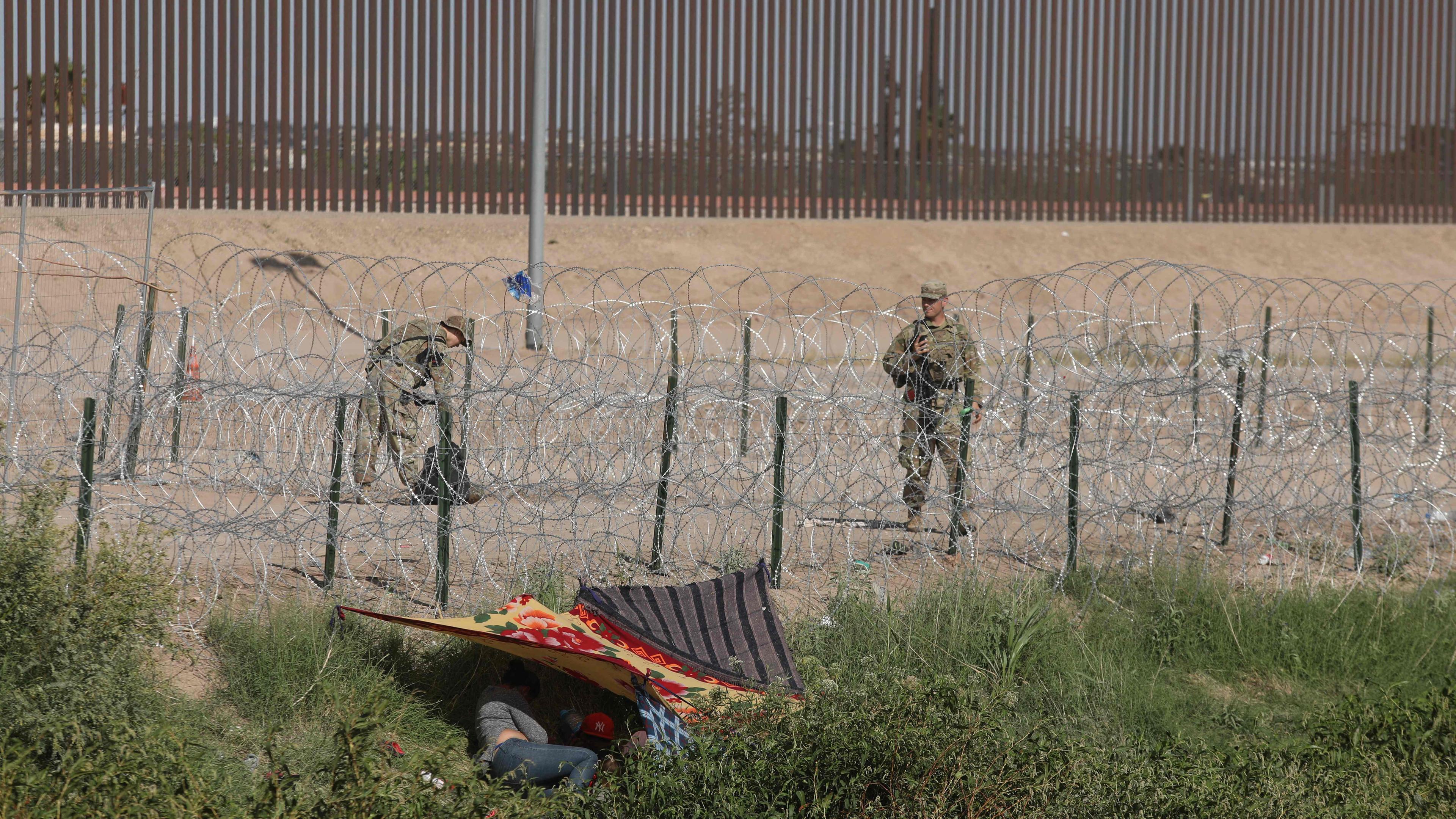 Grenzschutzbeamte stehen Wache, während Migranten den Rio Grande überqueren, um in den USA Asyl zu beantragen, gesehen am 3. 10. 2023 von Ciudad Juárez im mexikanischen Bundesstaat Chihuahua aus. 