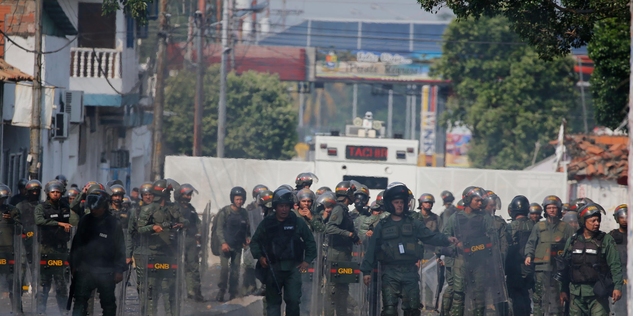 Venezolanische Nationalgradisten blockieren die Grenze zu Kolumbien in Venezuela am 23.02.2019
