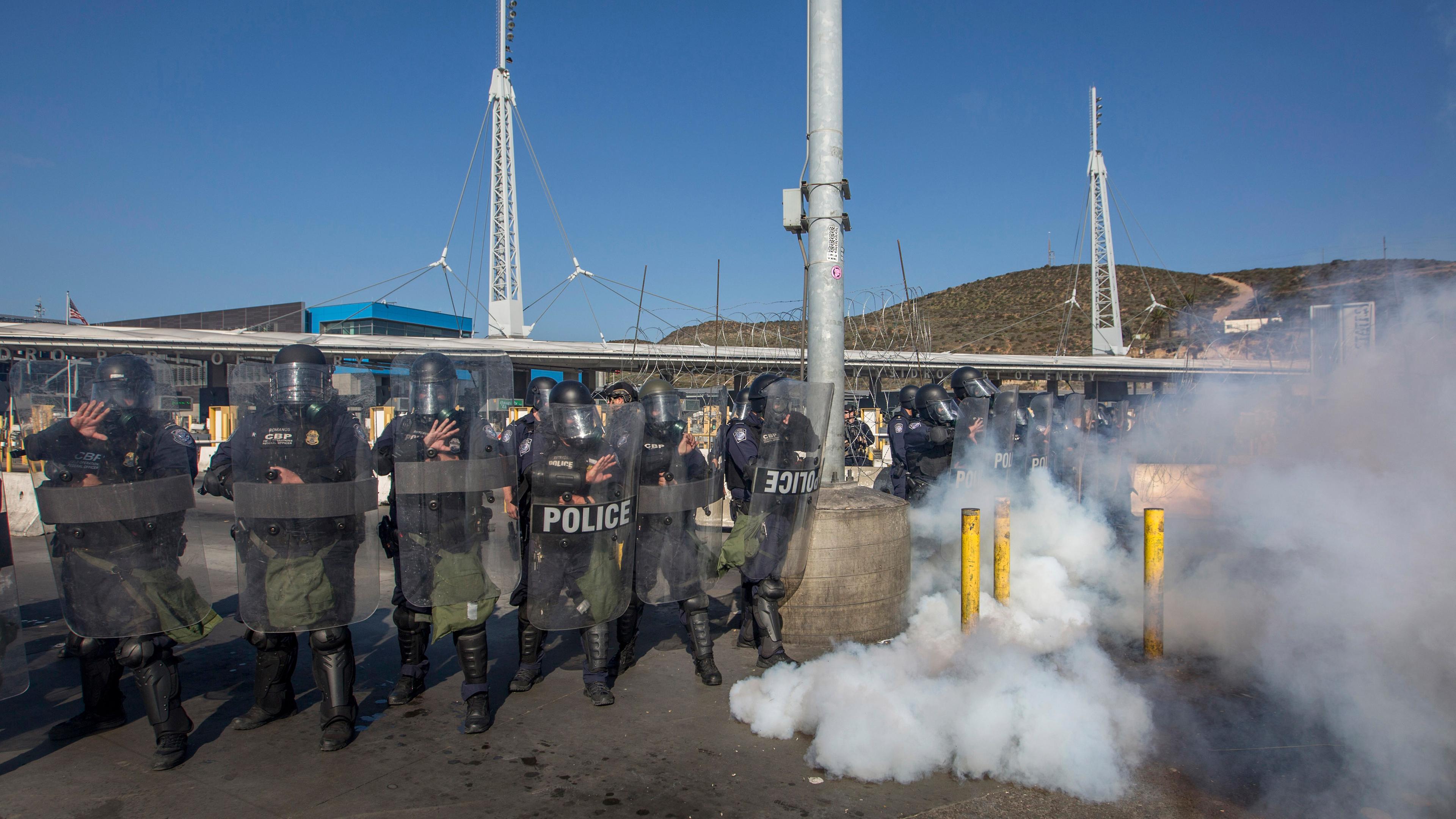 Beamte der US-Zoll- und Grenzzschutzbehörde nehmen an einer Übung am Grenzübergang in Tijuana (Mexiko) teil, aufgenommen am 10.01.2019