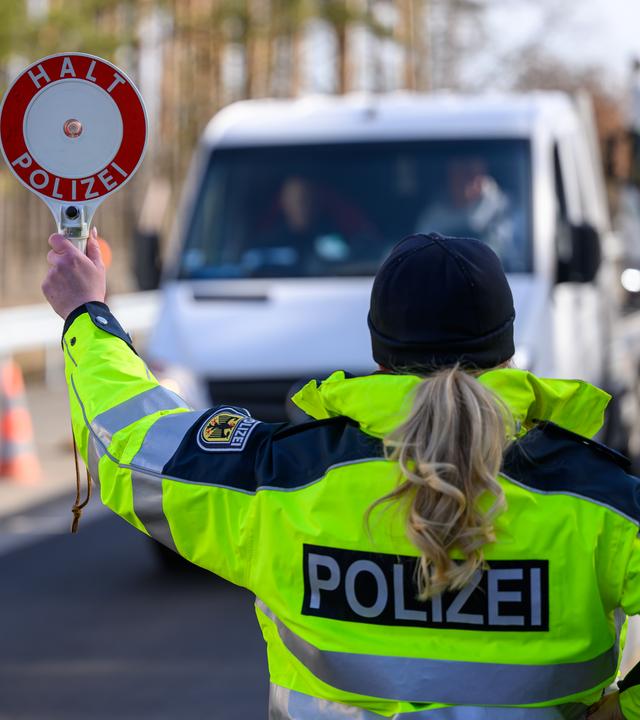 Eine Beamtin der Bundespolizei stoppt bei der Eireisekontrolle am deutsch-polnischen Autobahngrenzübergang A15 bei Forst ein Fahrzeug