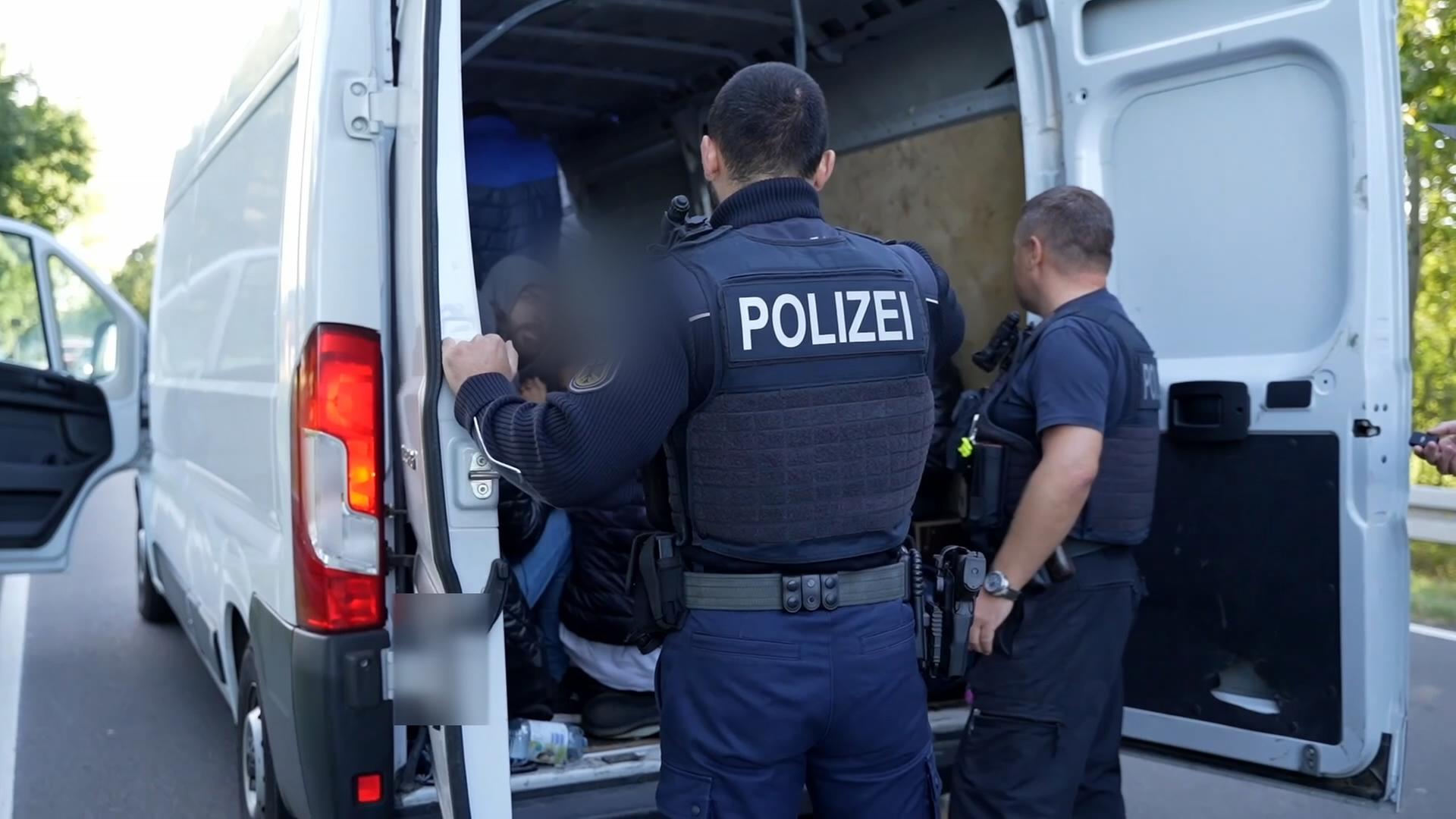 Polizisten kontrollieren Schleuserfahrzeug mit illegalen Einwanderern